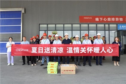奋战骄阳下 致敬PT电子游戏人 | 铜仁产业基地上的“高温钉子户”