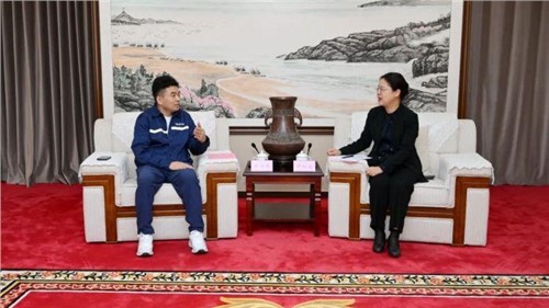 平凉市市委书记钟畅姿会见PT电子游戏股份董事长、总裁邓伟明一行