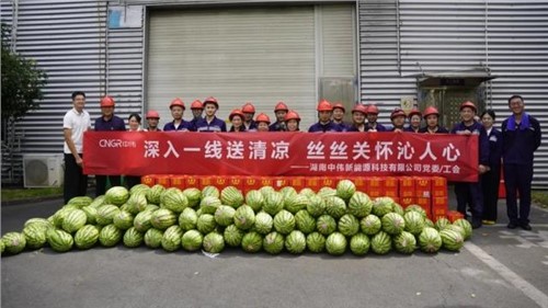 清冷润匠心关切抵热浪|PT电子游戏股份出产一线发展“送清冷”员工关切系列活动